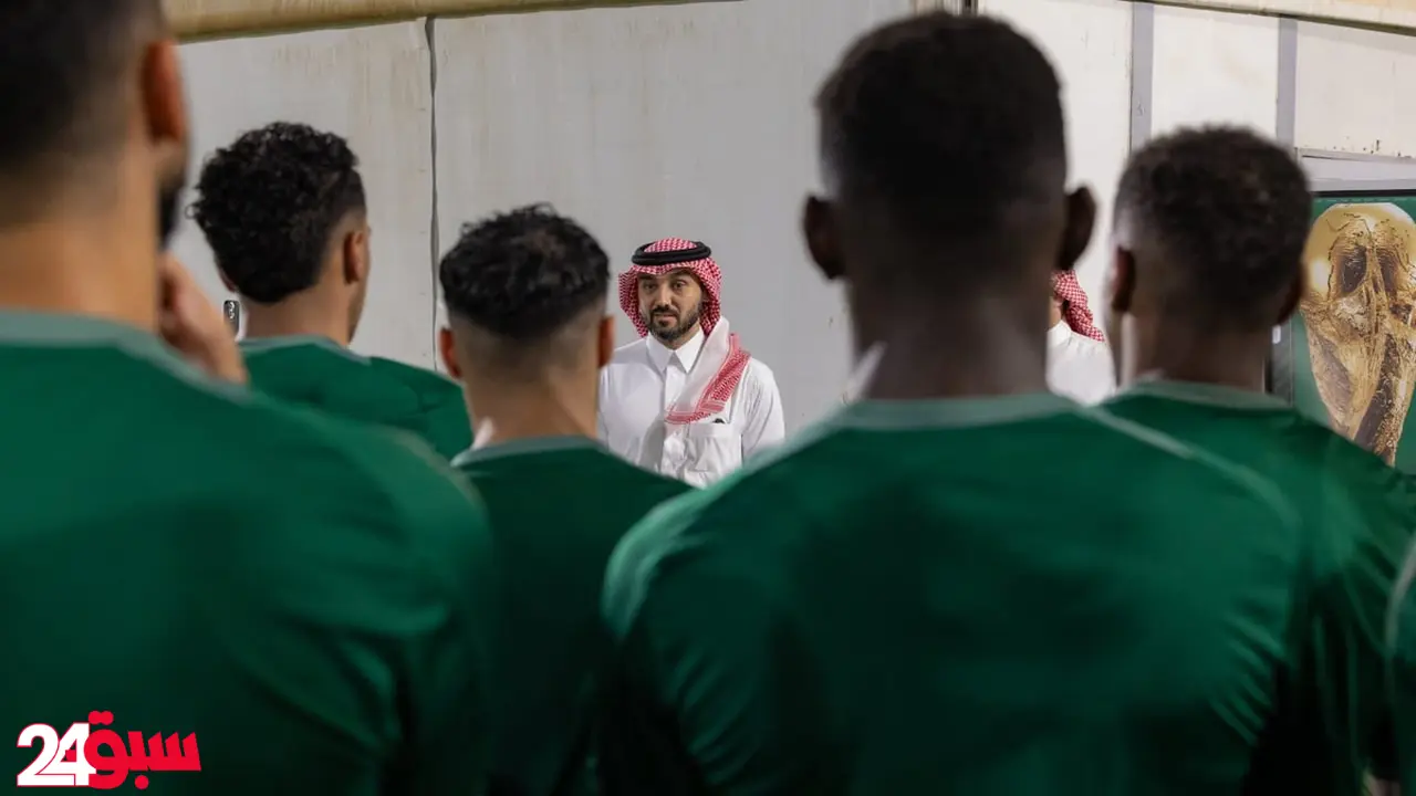 وزير الرياضة يفاجئ نجوم الأخضر بزيارة خاصة قبل موقعة العراق المرتقبة